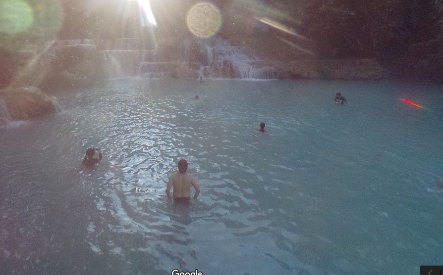ルアンパバーン　クアンシーの滝で泳ぐ